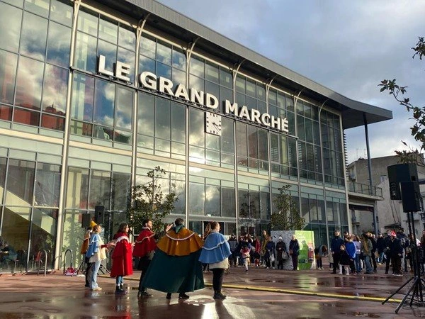 l'ensemble de Symbiose en démonstration sur un marché de Noël